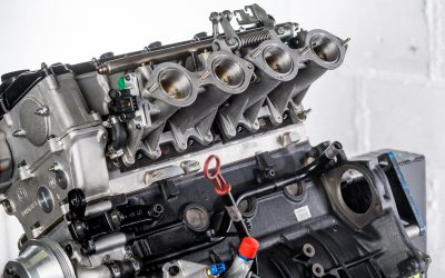 Détail moteur BMW S14 M3 E30 by LORRTEC : papillons et injection